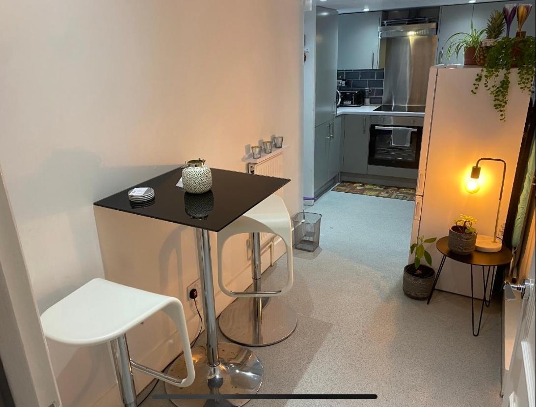 Central Private Double Bedroom In A 2Bedroom Apartment, Connected Via Underground, Overground And Many Bus Routes Λονδίνο Εξωτερικό φωτογραφία