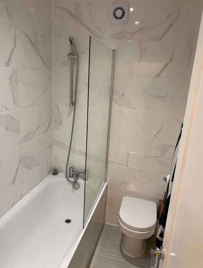 Central Private Double Bedroom In A 2Bedroom Apartment, Connected Via Underground, Overground And Many Bus Routes Λονδίνο Εξωτερικό φωτογραφία